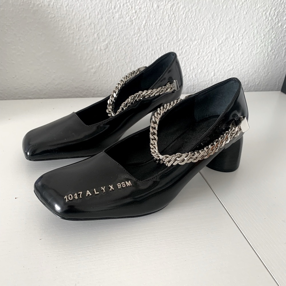 1017 alyx 9sm Mary Jane pump with chain